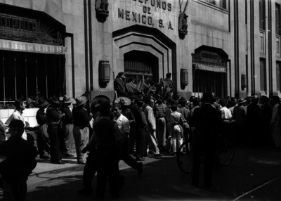 Trabajadores fuera del edificio de Teléfonos de México durante una huelga