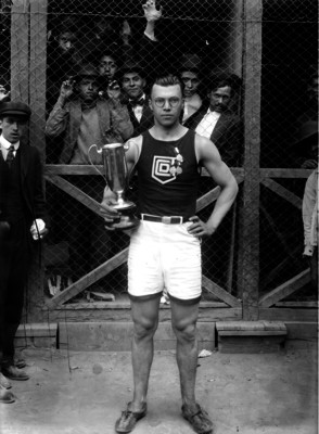 Emilio Care con trofeo, retrato