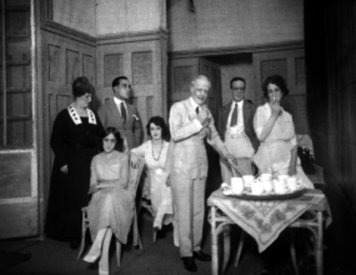 Eduardo Vilches y actores durante la interpretación de una obra teatral
