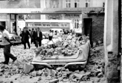 Auto destrozado durante la explosión de un edificio