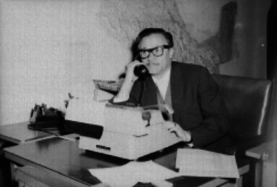 Mario Huacuja, periodista, en una oficina