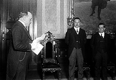 Salvador Diego Fernández hace uso de la palabra durante un acto diplomático