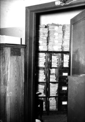 Documentos archivados en un anaquel