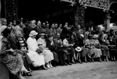 Diego Fernández, Puing, Amaro, Saénz, general Quiroga acompañados por otros funcionarios y mujeres elegantes