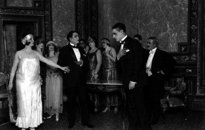 Eduardo Arozamena y otros actores durante una escena teatral