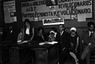 Mujer lee documento durante una reunión de asociaciones políticas