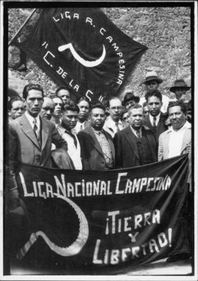Ramón P. Denegri con miembros de la Liga Nacional Campesina