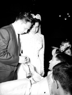 Nava poniendo el anillo matrimonial a su novia, ante el altar