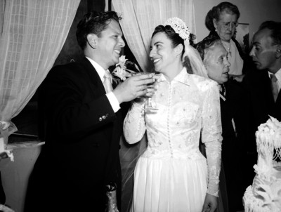 Nava brindando con su esposa el día de su boda