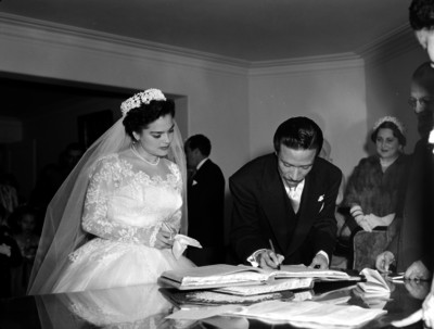 Carlos Bravo al firmar el libro de actas en su boda civil
