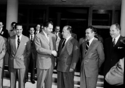 Richard Nixón saludando a un empresario fuera de la fábrica D.M.N.