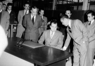Empresario mostrando a Richard Nixón en escritorio