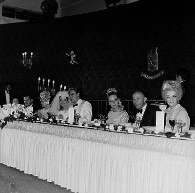 Patricia Fernández y su esposo con familiares y amigos, durante su banquete