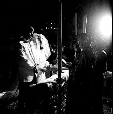 Sacerdote oficiando la boda de Patricia Fernández