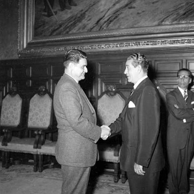 Adolfo López Mateos es felicitado por Ernesto P. Uruchurtu, durante la celebración de la Nacionalización de la Industría Eléctrica