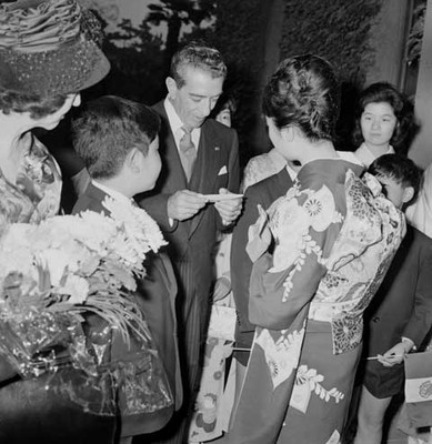 Adolfo López Mateos y Eva Sámano con mujer y niños japoneses durante su visita a Tokio