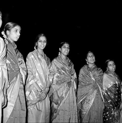 Mujeres hindús ataviadas con trajes típicos