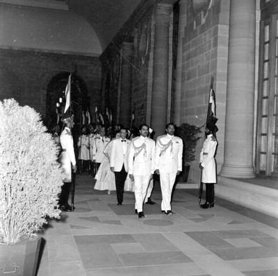 Adolfo López Mateos y el presidente de la India escoltados por militares en el Hotel Ashoka