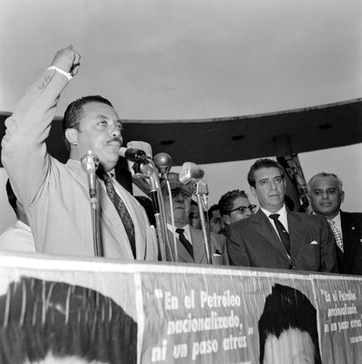Adolfo López Mateos, candidato presidnecial escuchando el discurso pronunciado por Delfino Santos Fernández, en Minatitlán, Veracruz