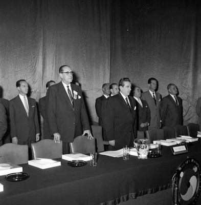 Adolfo López Mateos dirige una asamblea de la Cámara Nacional de Comercio en el Auditorio Nacional