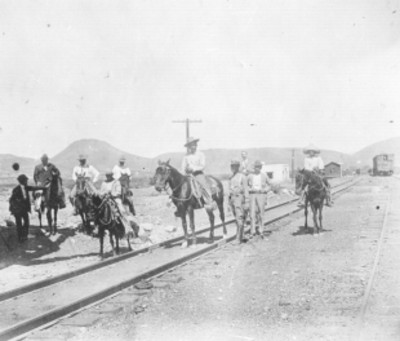 Pascual Orozco y militares montan a caballo