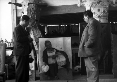 Diego Rivera muestra una pintura