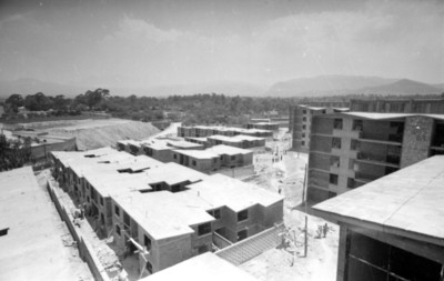 Casas y condominios en construcción en la UNidad Independencia