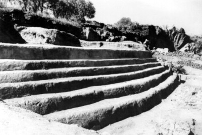 Escalinatas en el primer basamento de la pirámide en Cuicuilco