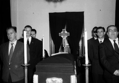 Académicos y escritores montando guardia al féretro de Mariano Azuela