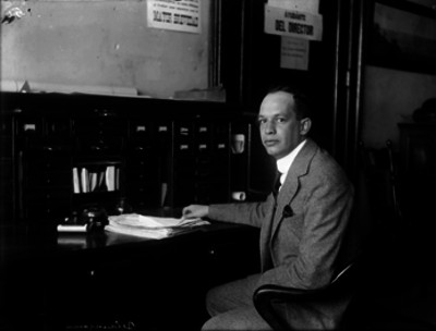 Eduardo Belaunzarán trabajando en su oficina