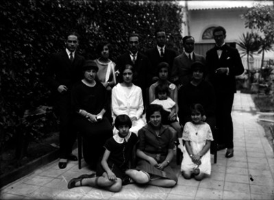 Eduardo Belaunzarán y familiares en un jardín, retrato de familia
