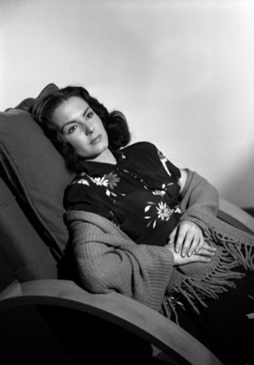 Marga López en un sofá, retrato