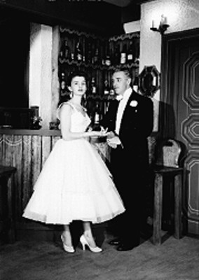 Martha Mijares y Francisco Jambrina en una escena de la obra de teatro Rincon Feliz