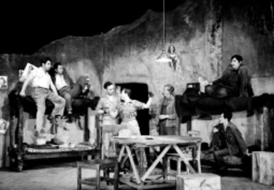 Actores en una escena de la obra de teatro La Fuerza Bruta