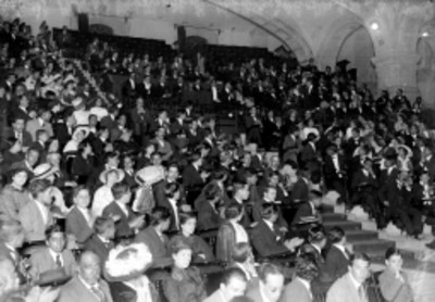 Gente en el anfiteatro durante la inaguración de la Universidad Nacional de México