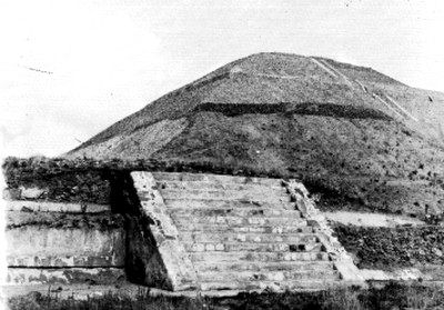 Basamento frente a la Pirámide del Sol