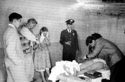 Agente del Ministerio Público realiza peritaje al cadáver de Juanita