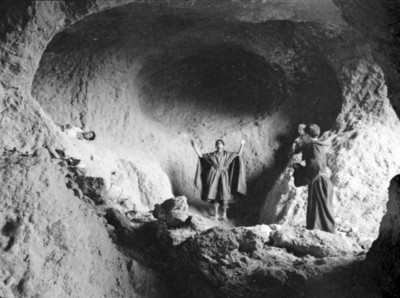 Escena en la cueva de la película Los Hombres Cultos