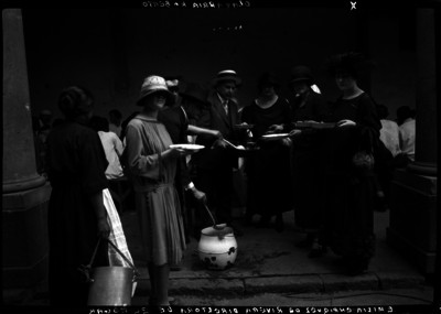 Emilia Enríquez de Rivera, Roberto Olavarría y otras personas comiendo durante el aniversario de la revista Hogar