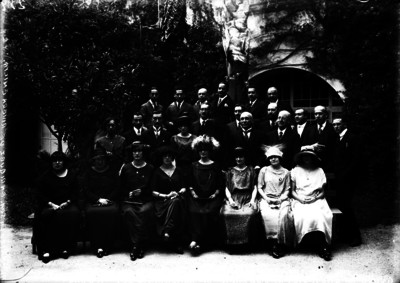 Emilia Enríquez de Rivera y periodistas durante el aniversario de la revista Hogar, retrato de grupo