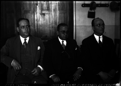 Mariano Fernández en compañía de jueces, retrato de grupo