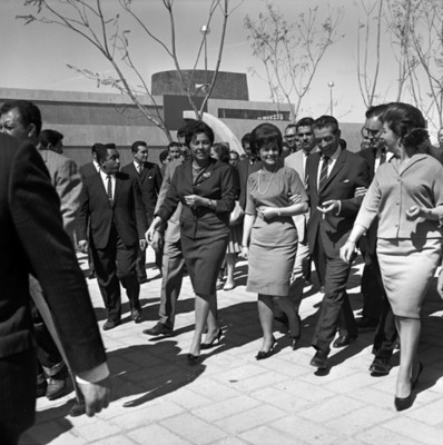 Hombre probablemente miembro de la comitiva de Adolfo López Mateos, en el interior de un autobús, retrato