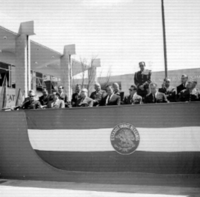 Adolfo López Mateos en compañía de Manuel González de Cosío y demás personalidades presidiendo una ceremonia