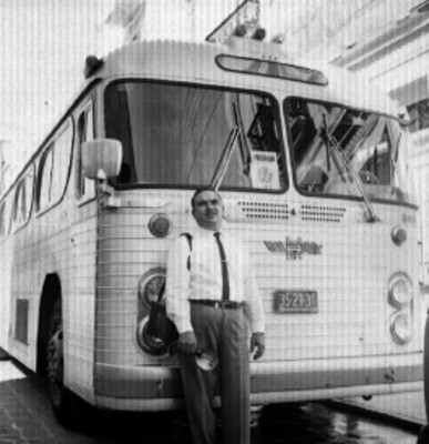 Reportero gráfico junto a un autobús, retrato