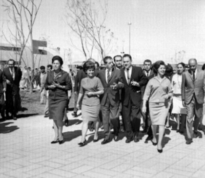 Adolfo López Mateos y Manuel González de Cosio recorren las nuevas instalaciones del IMSS de Querétaro