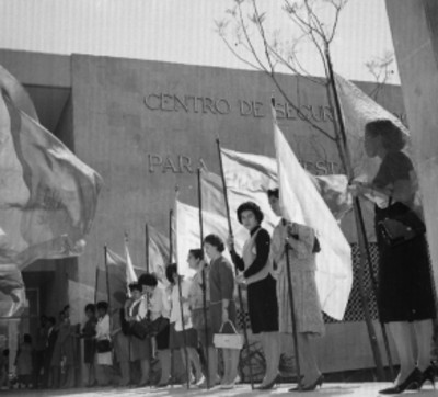 Gente durante la inauguración del nuevo IMSS de Querétaro