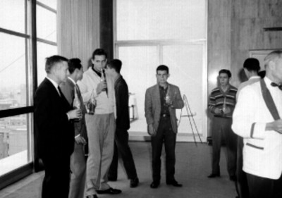 Estudiantes tomando refresco, durante una visita al Banco Nacional de México