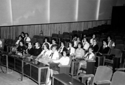 Alumnas en un auditorio del Banco Nacional de México, durante una visita