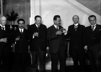 Manuel Márquez Sterling conviviendo con Aarón Sáenz y otros funcionarios en una recepción