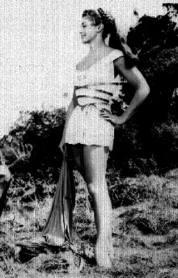 Mujer con traje de baño en un jardín
